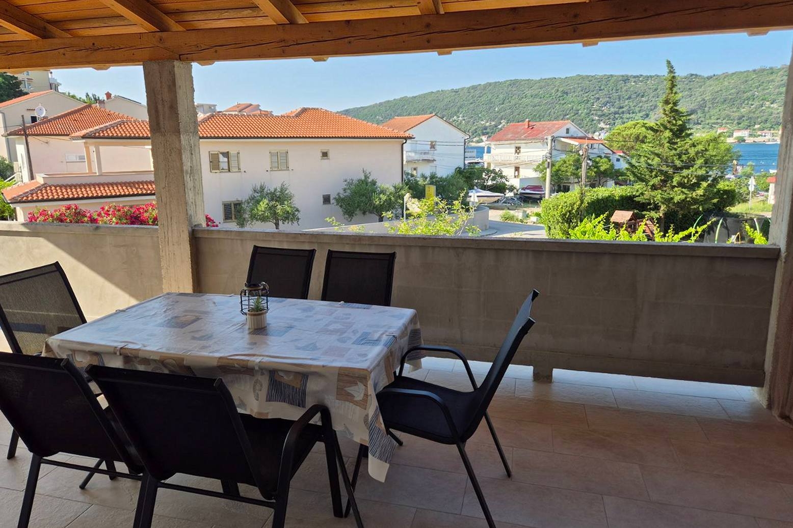Two bedroom apartment with terrace and sea view Supetarska Draga - Donja, Rab (A-25308-d)