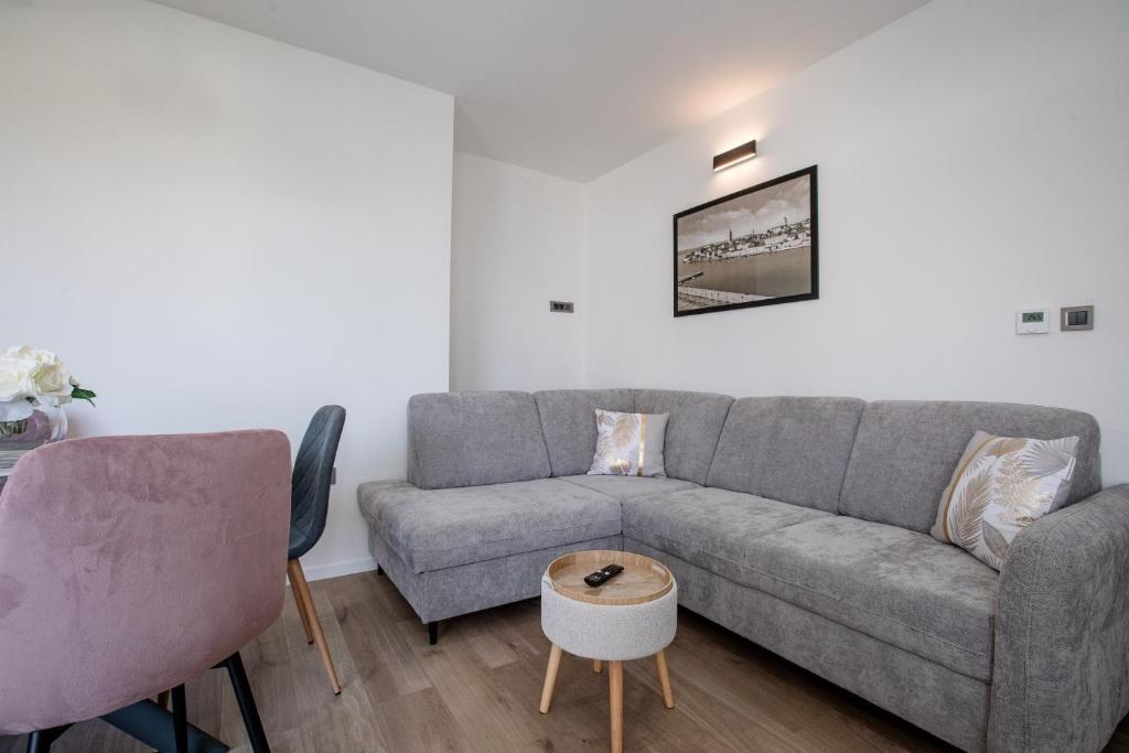 Two bedroom apartment with terrace and sea view Palit, Rab (A-25309-c)