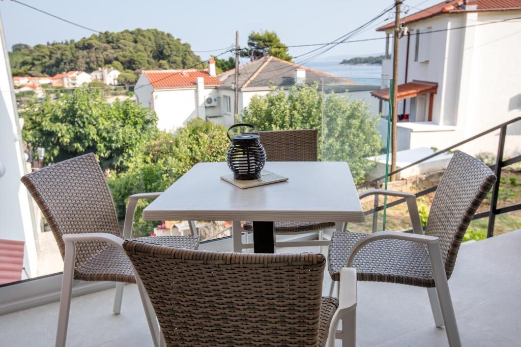 Two bedroom apartment with terrace and sea view Palit, Rab (A-25309-c)