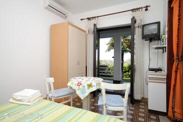 Dining room Babići, Dining room in the studio-apartment, dopusteni kucni ljubimci i WIFI.