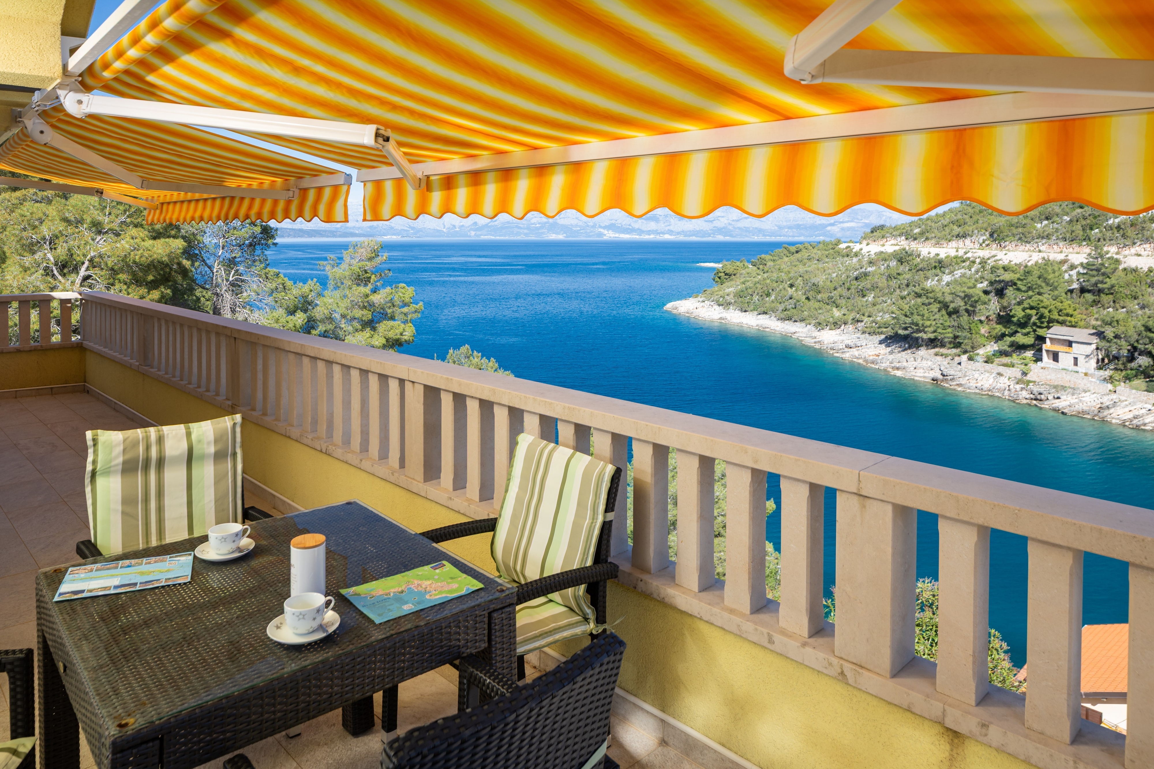 One bedroom apartment with terrace and sea view Cove Prapratna - Prapatna, Hvar (A-25315-a)