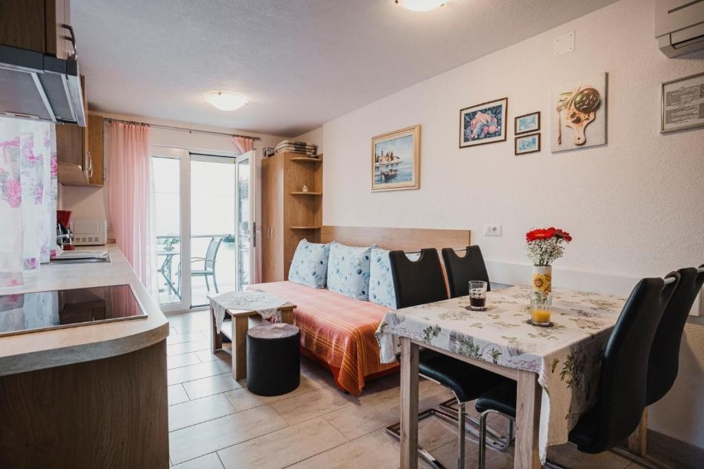 One bedroom apartment with balcony Umag (A-25324-b) One bedroom apartment with balcony Umag (A-25324-b)