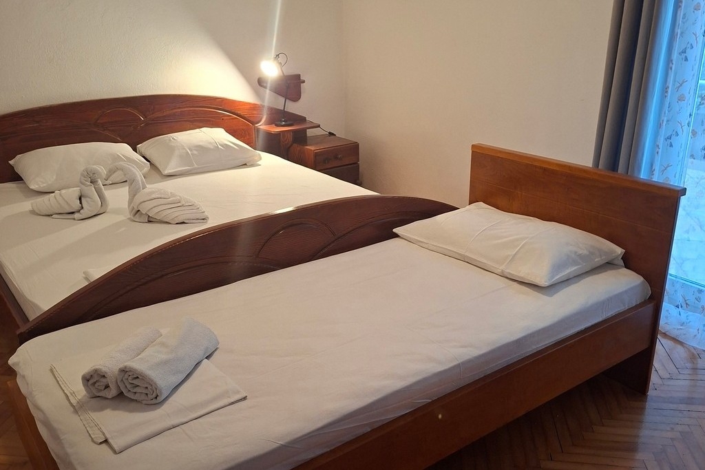 Two bedroom apartment with terrace Makarska (A-25328-b)