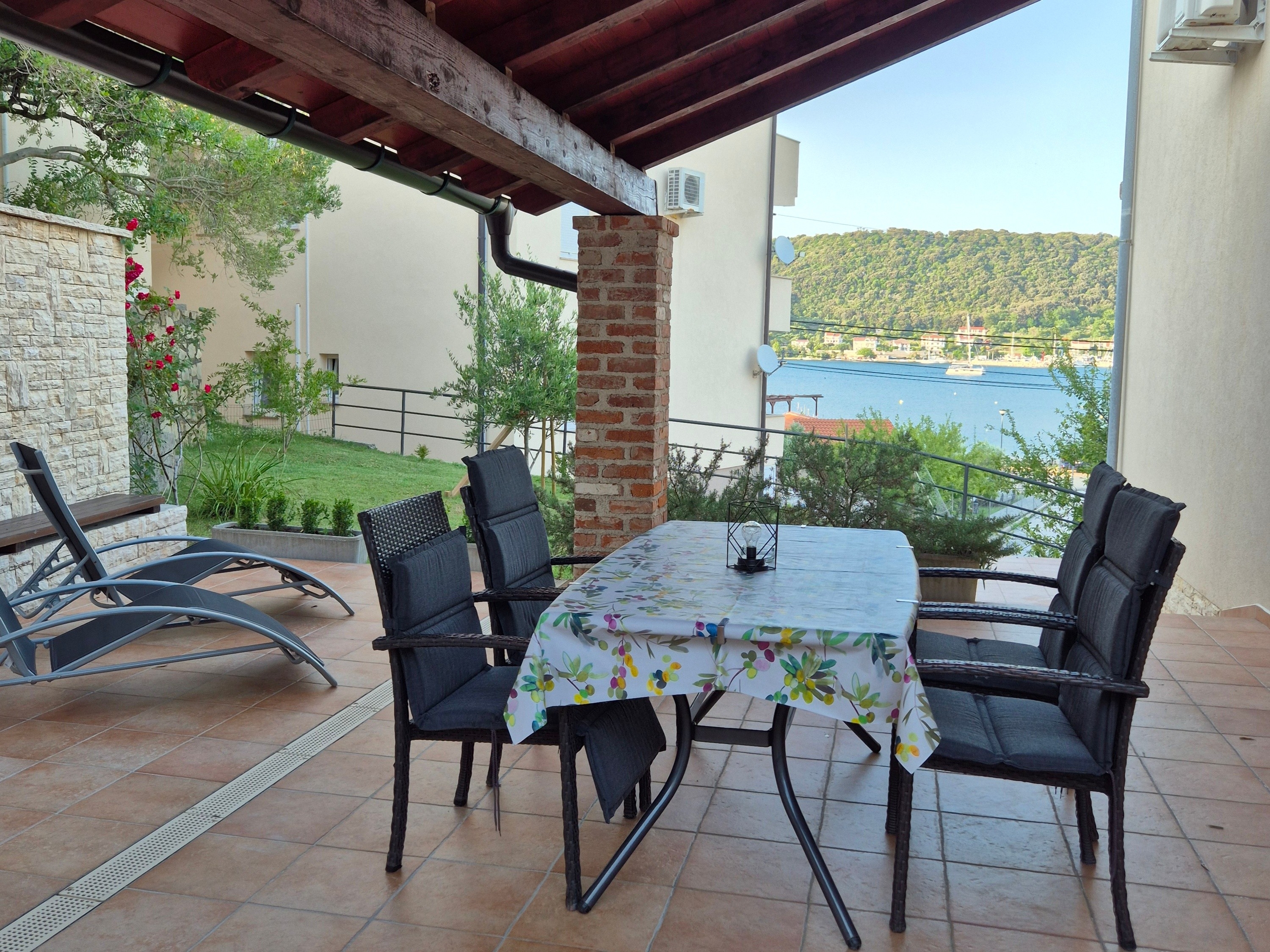 Two bedroom apartment with terrace and sea view Supetarska Draga - Donja, Rab (A-25344-b) Two bedroom apartment with terrace and sea view Supetarska Draga - Donja, Rab (A-25344-b)