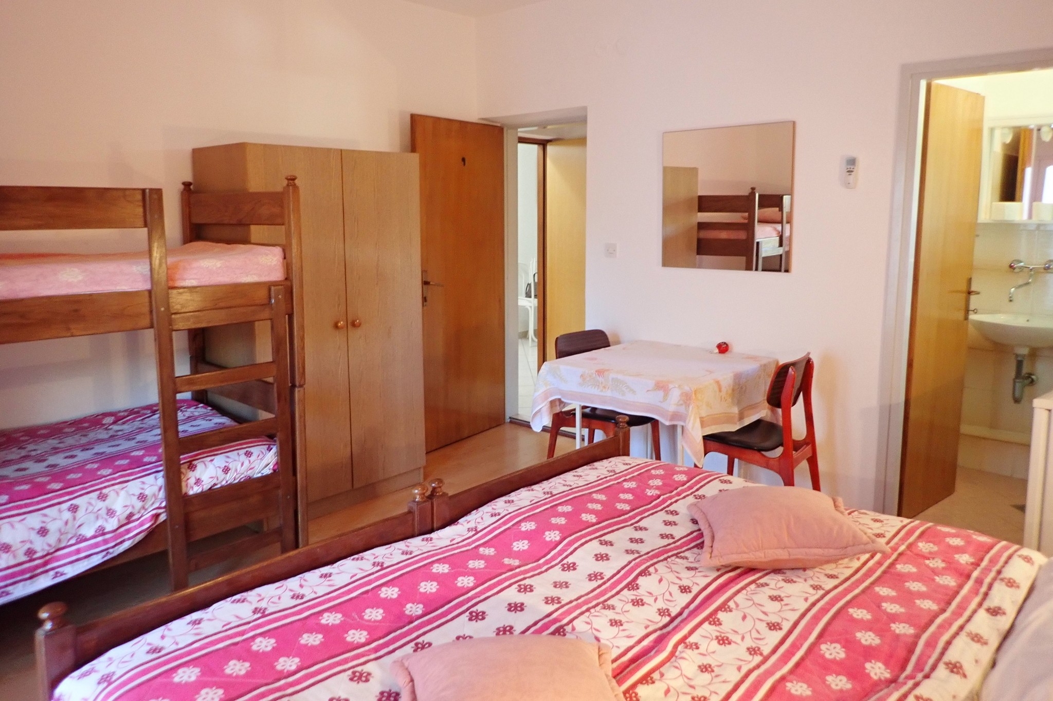 Room with balcony Starigrad (Paklenica) (S-25345-d) Room with balcony Starigrad (Paklenica) (S-25345-d)