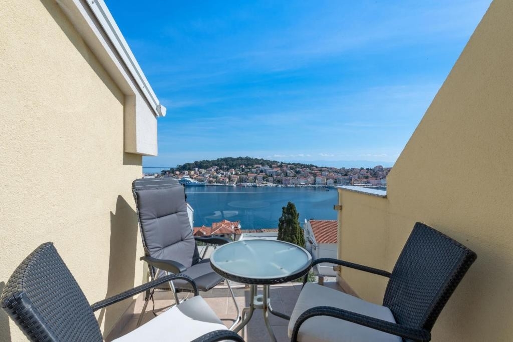One bedroom apartment with terrace and sea view Mali Lošinj, Lošinj (A-25347-d)