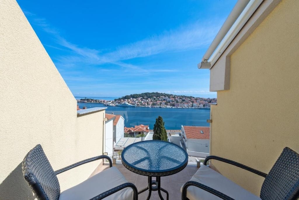 Studio flat with terrace and sea view Mali Lošinj, Lošinj (AS-25347-b)