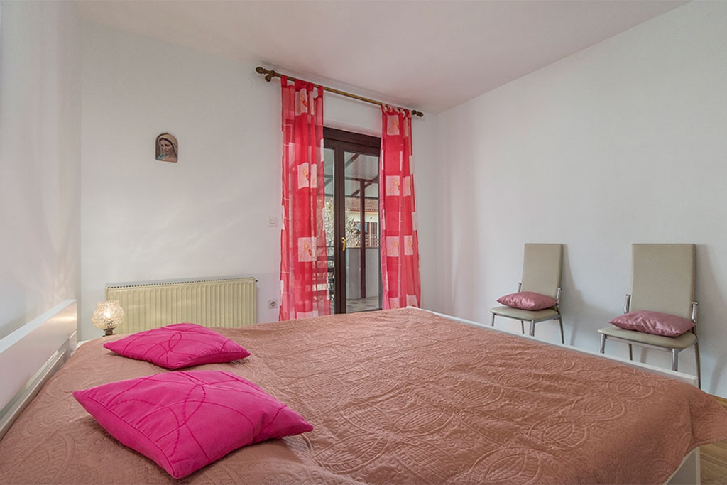 Two bedroom apartment with terrace Novigrad  A-a