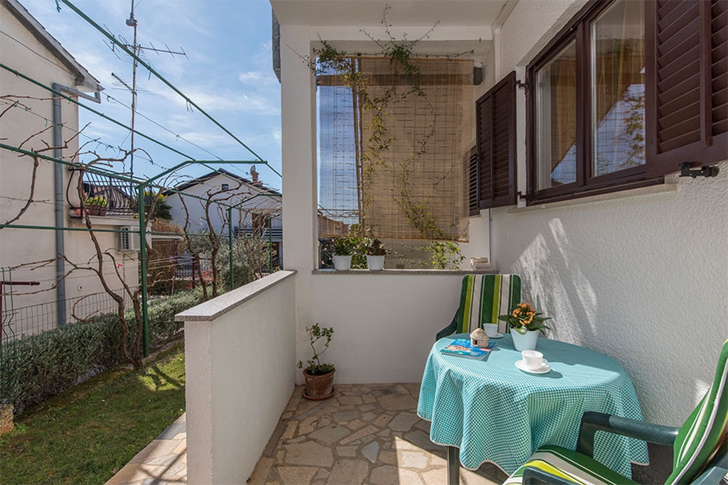 Studio flat with terrace Novigrad  AS-b