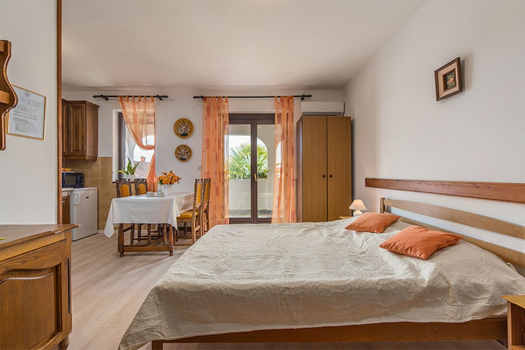 Studio flat with terrace Novigrad (AS-2536-c)