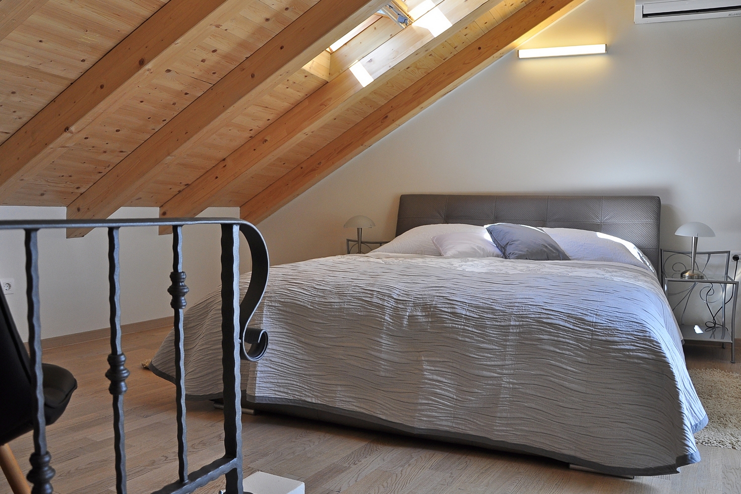 Room with balcony and sea view Split (S-25379-a)