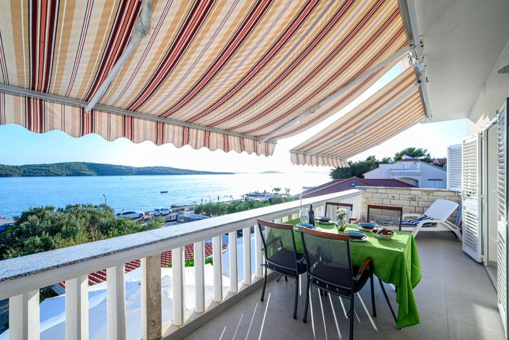 One bedroom apartment near beach Zablaće (Šibenik) (A-25436-b)