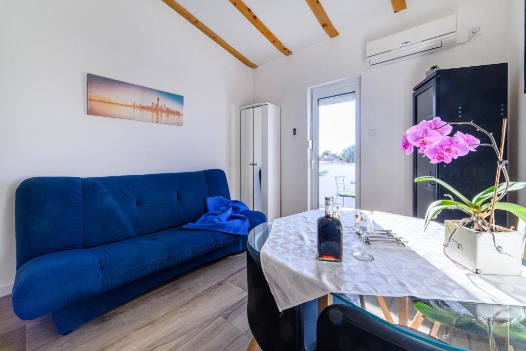 Two bedroom apartment near beach Zablaće (Šibenik) (A-25436-c) Two bedroom apartment near beach Zablaće (Šibenik) (A-25436-c)