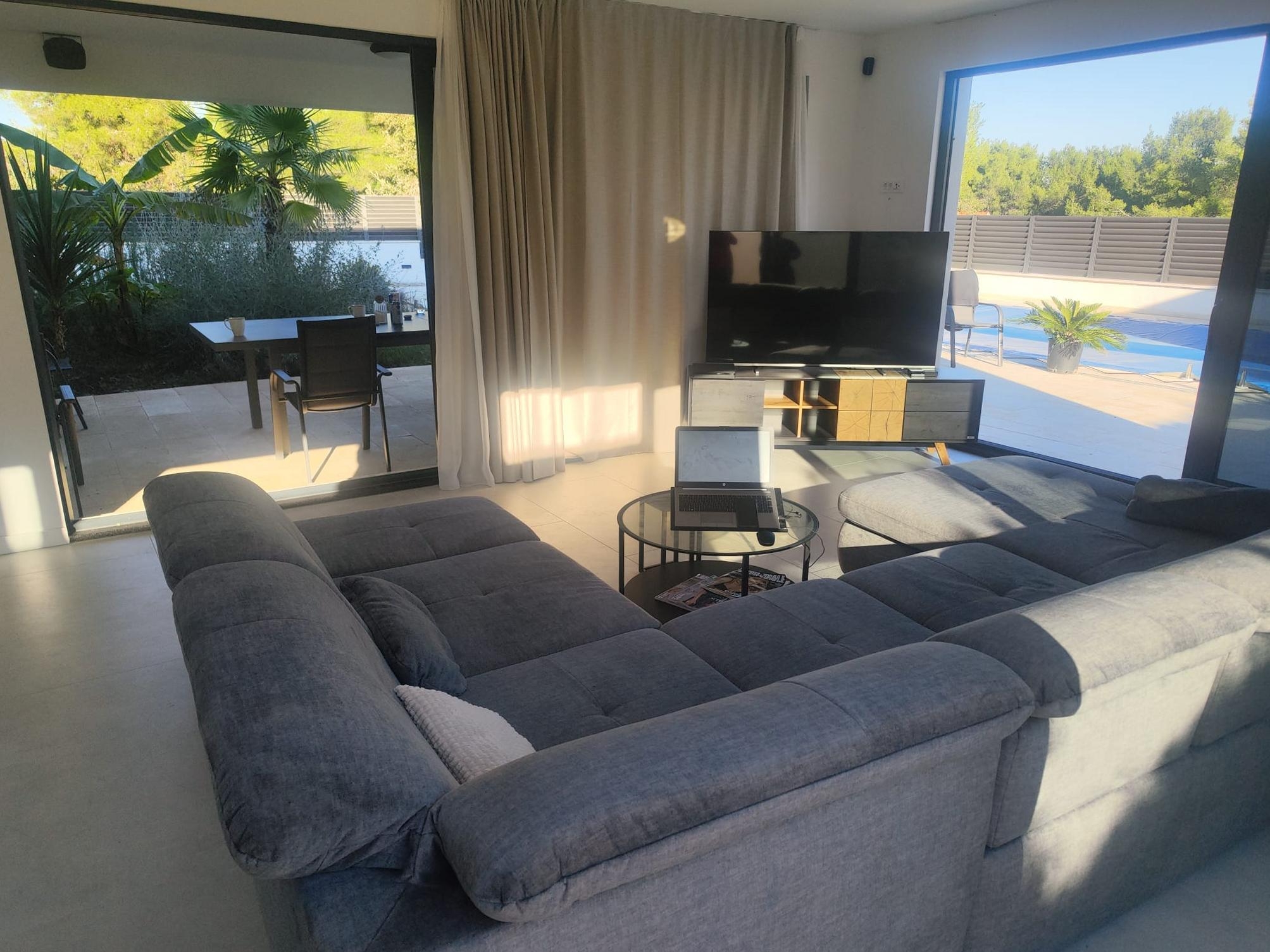 Four-bedroom house with terrace and sea view Rogač, Šolta (K-25444)