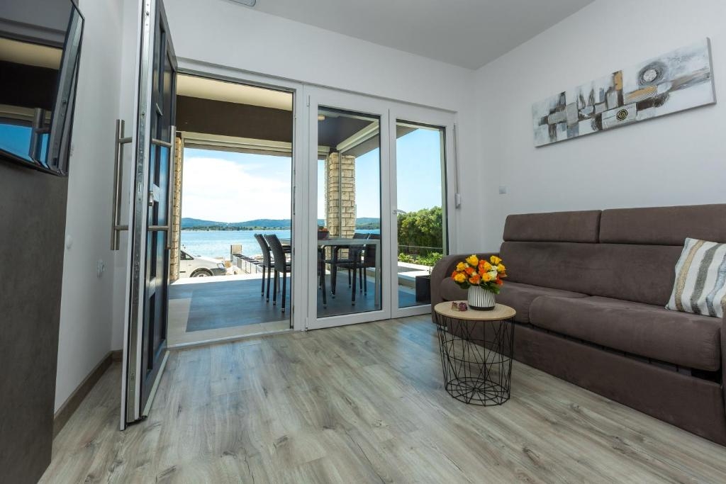 One bedroom apartment near beach Sveti Filip i Jakov, Biograd (A-25471-c)
