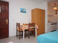 Umag, Dining room in the studio-apartment, WiFi.