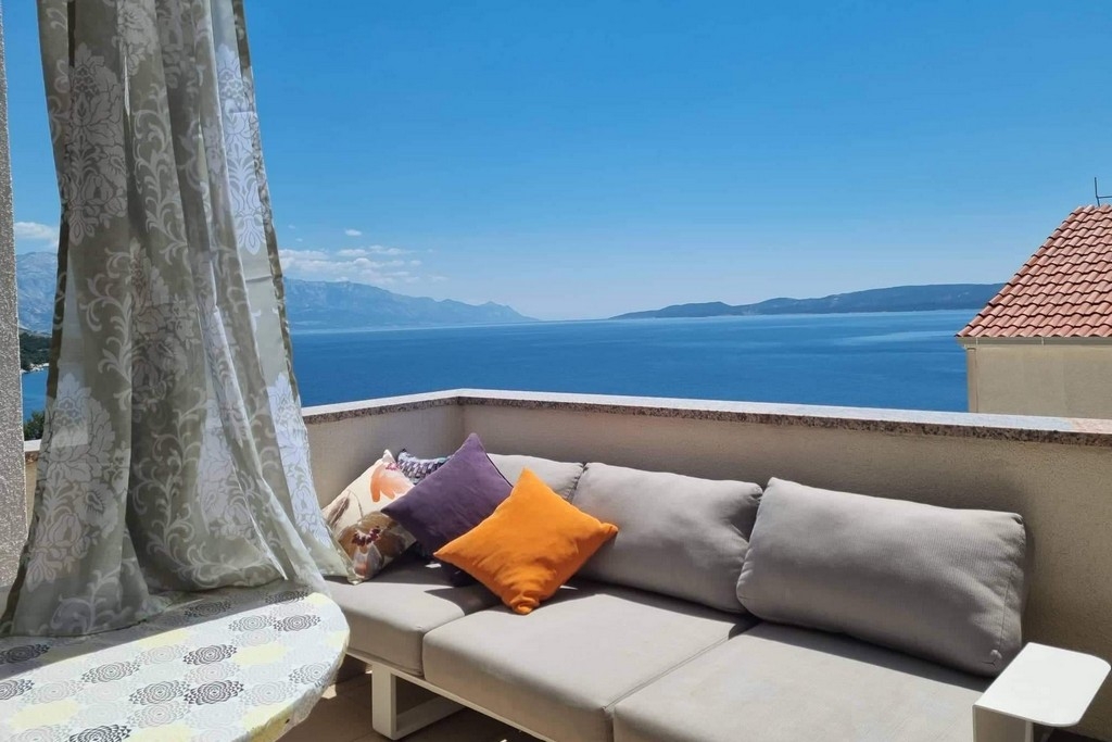 One bedroom apartment with terrace and sea view Lokva Rogoznica, Omiš (A-25499-a)