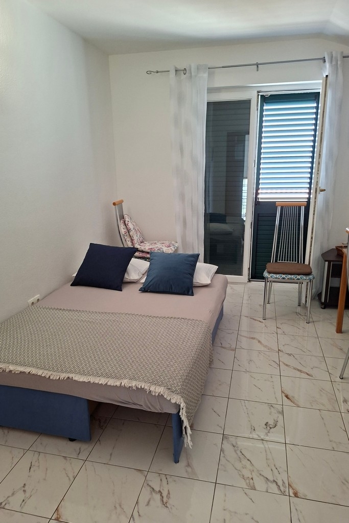 One bedroom apartment with balcony and sea view Lokva Rogoznica, Omiš (A-25499-c)