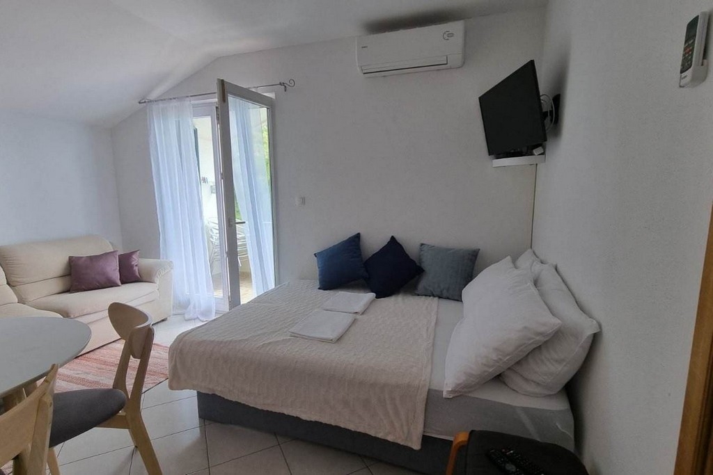 One bedroom apartment with balcony and sea view Lokva Rogoznica, Omiš (A-25499-d)