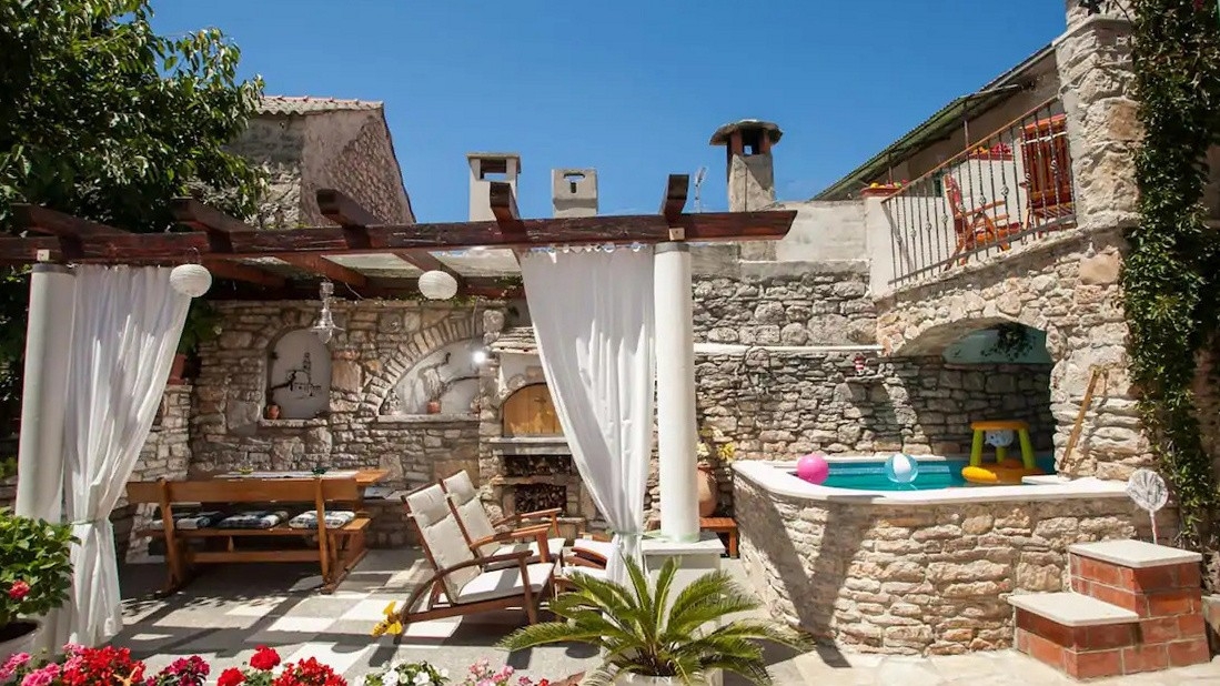 Two bedroom apartment with terrace Donje Selo, Šolta (A-25518-a)