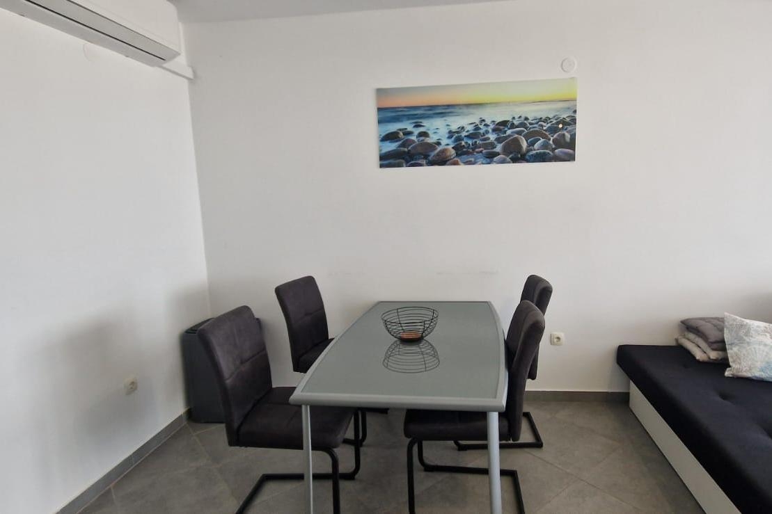 One bedroom apartment near beach Preko, Ugljan (A-25531-b)