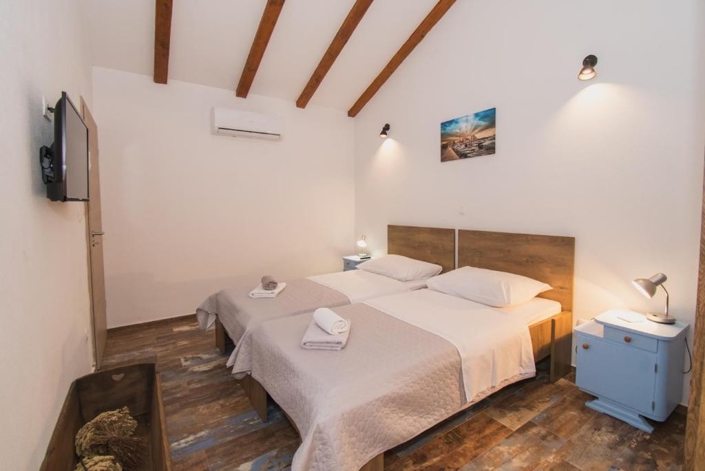 Room with balcony Pirovac, Šibenik (S-25538-b)