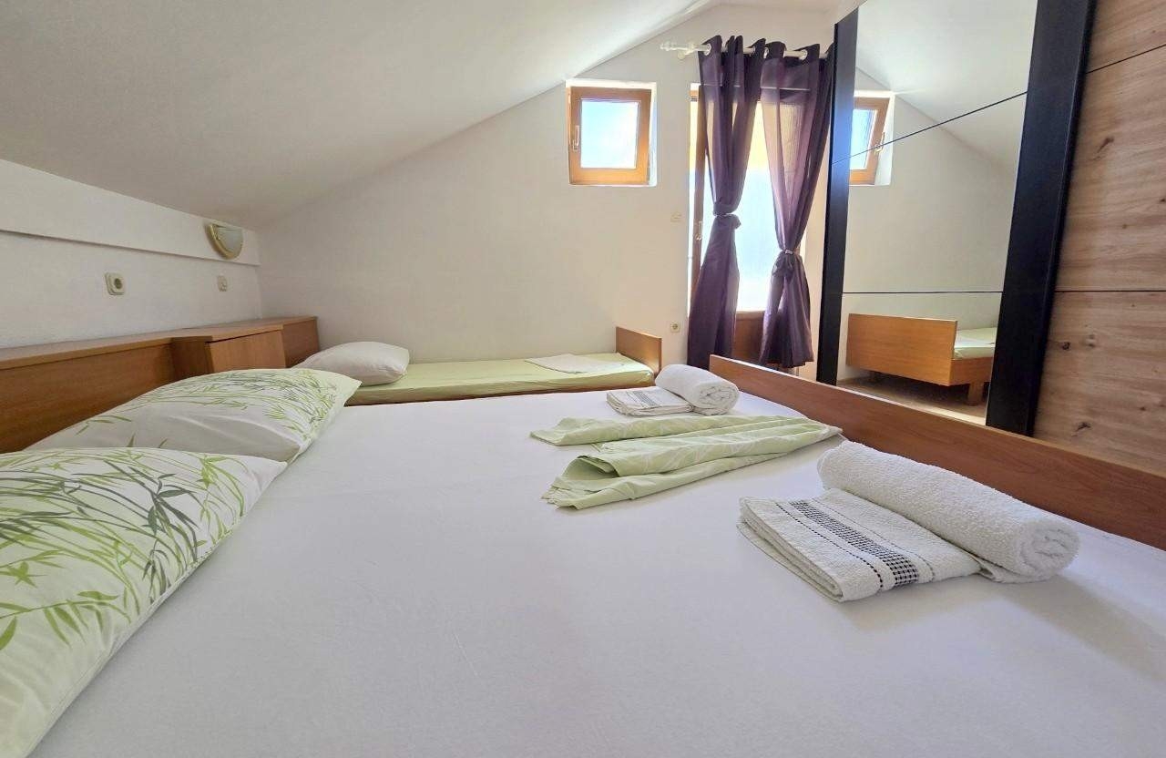 One bedroom apartment with balcony and sea view Banjol, Rab (A-25541-e)