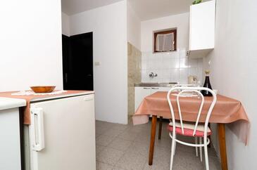 Žuljana, Dining room in the apartment, air condition available, (pet friendly) and WiFi.