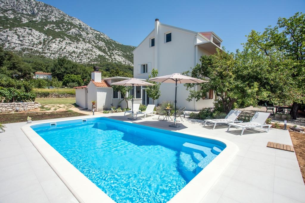 Maison de quatre chambres avec une piscine Gata, Omis (K-25678) Maison de quatre chambres avec une piscine Gata, Omis (K-25678)
