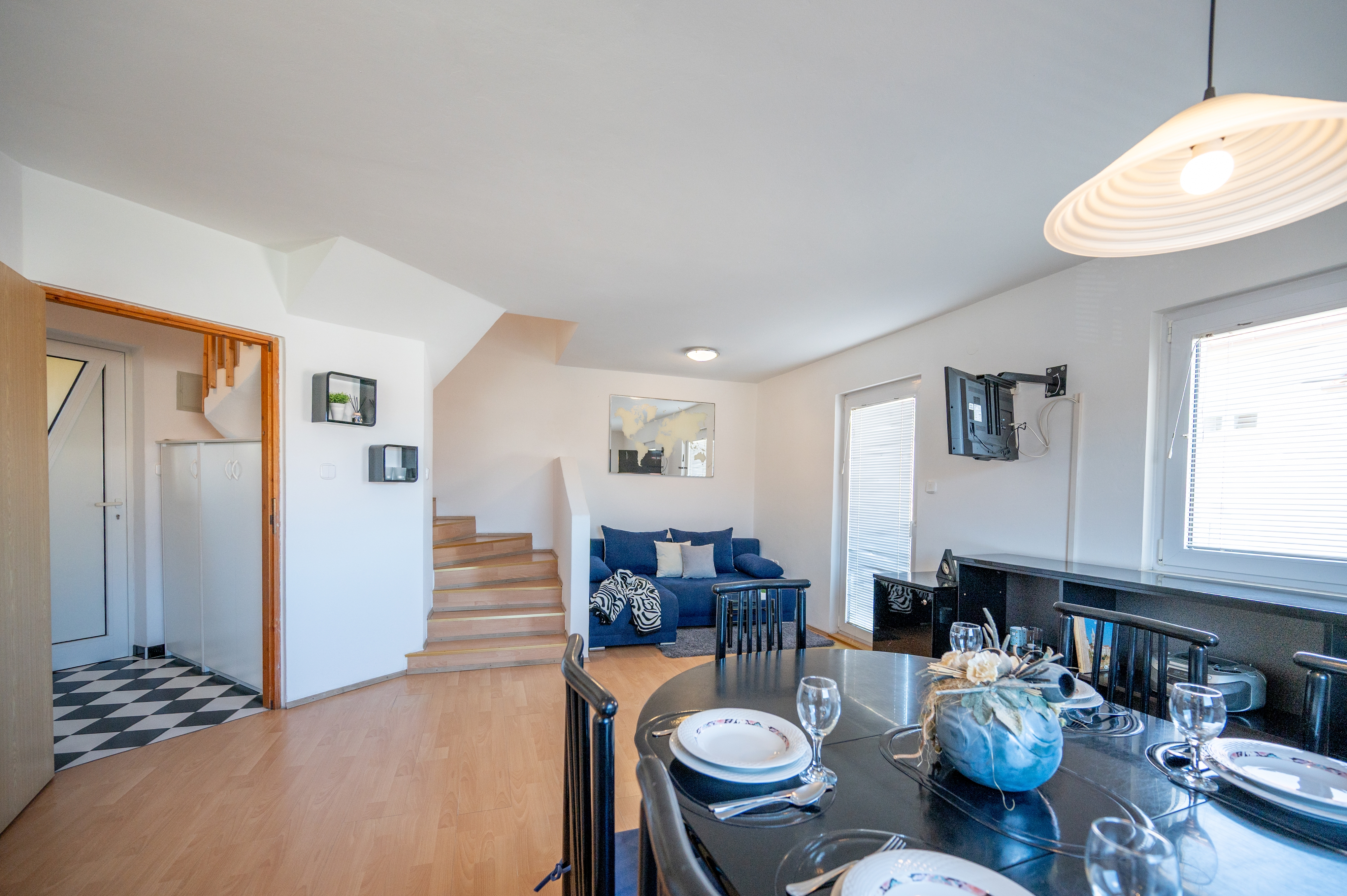 Appartement de deux chambres avec le balcon et la vue sur le mer Lopar, Rab (A-25689-c) Appartement de deux chambres avec le balcon et la vue sur le mer Lopar, Rab (A-25689-c)