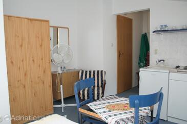 Trpanj, Jadalnia w zakwaterowaniu typu studio-apartment, zwierzęta domowe są dozwolone i WiFi.