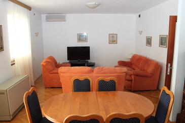 Seget Vranjica, Obývací pokoj v ubytování typu apartment, s klimatizací, domácí mazlíčci povoleni a WiFi.