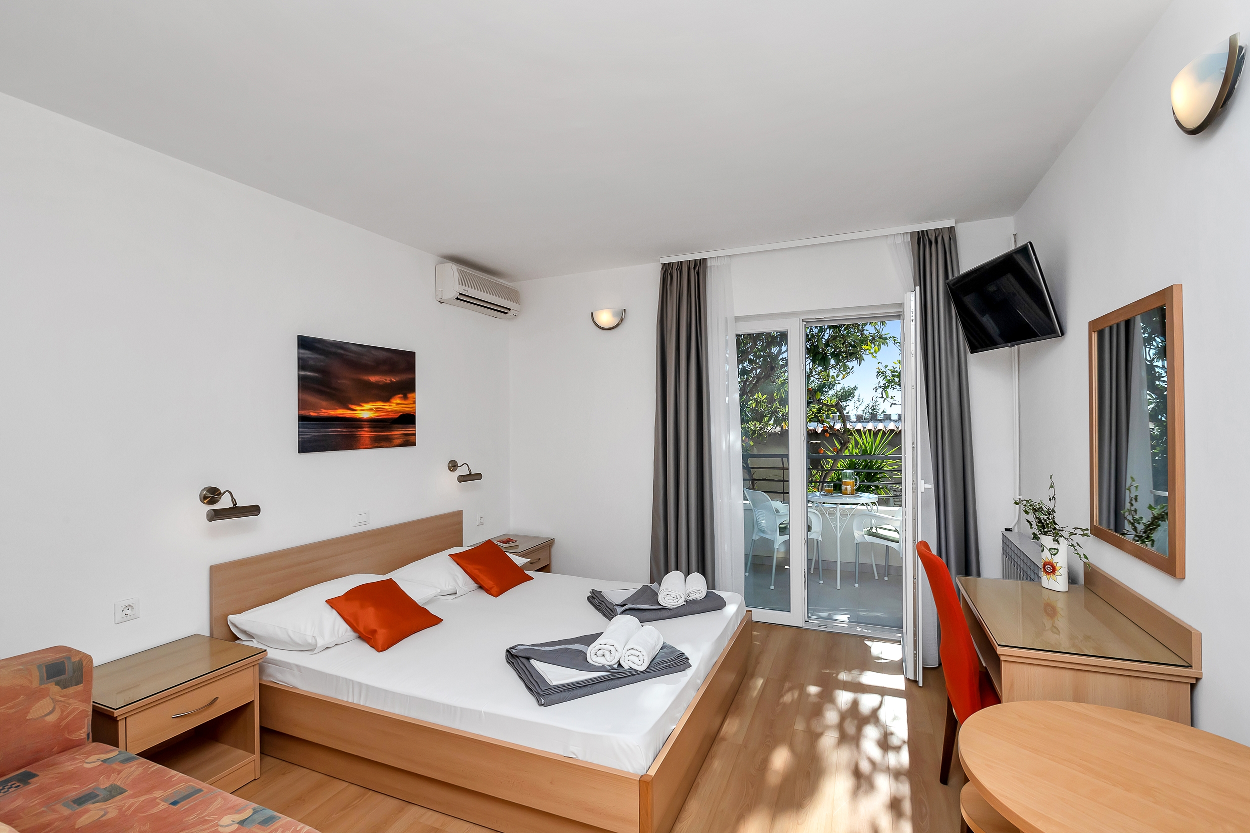 Room near beach Baška Voda (Makarska) (S-2578-a)