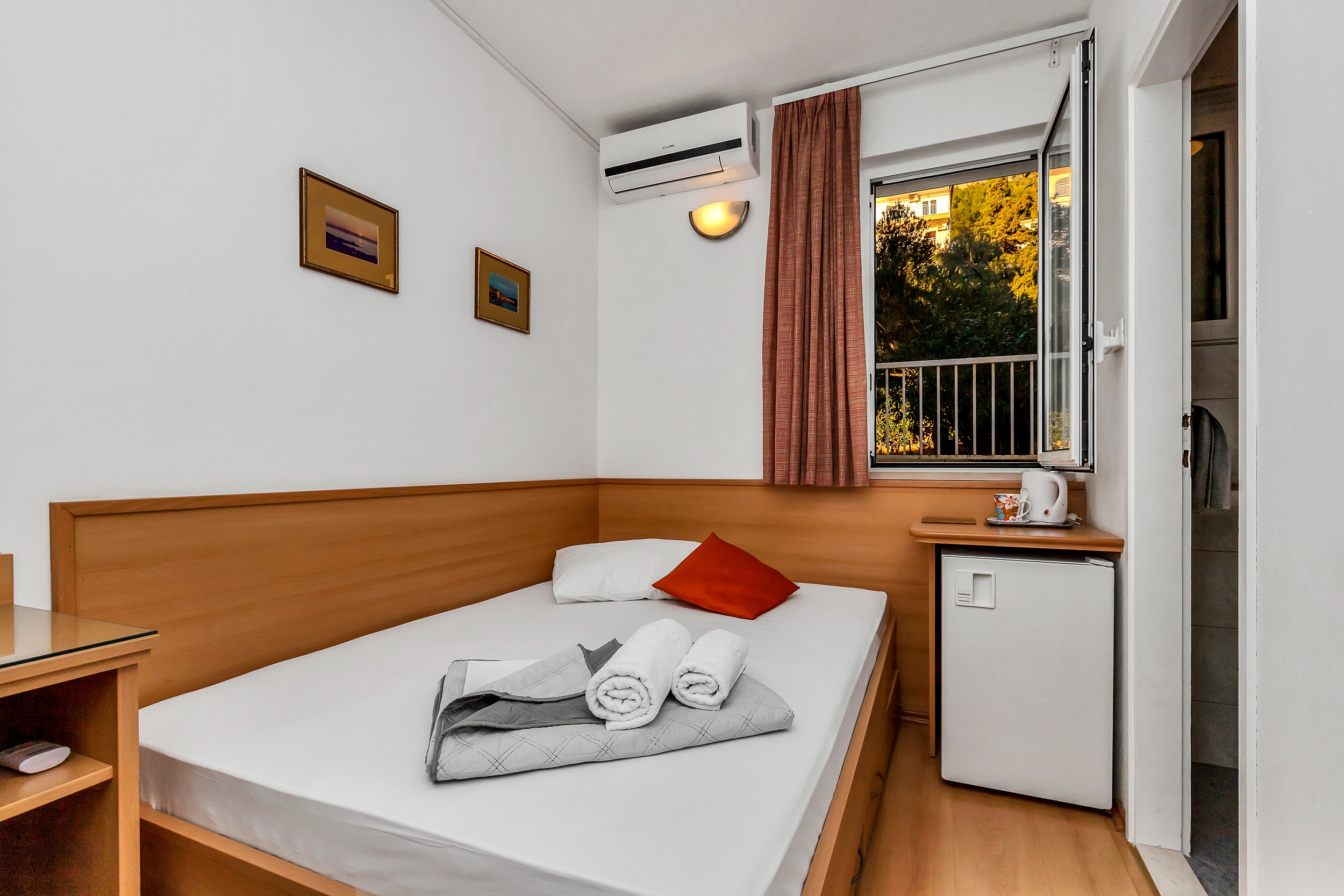 Room near beach Baška Voda, Makarska (S-2578-b) Room near beach Baška Voda, Makarska (S-2578-b)