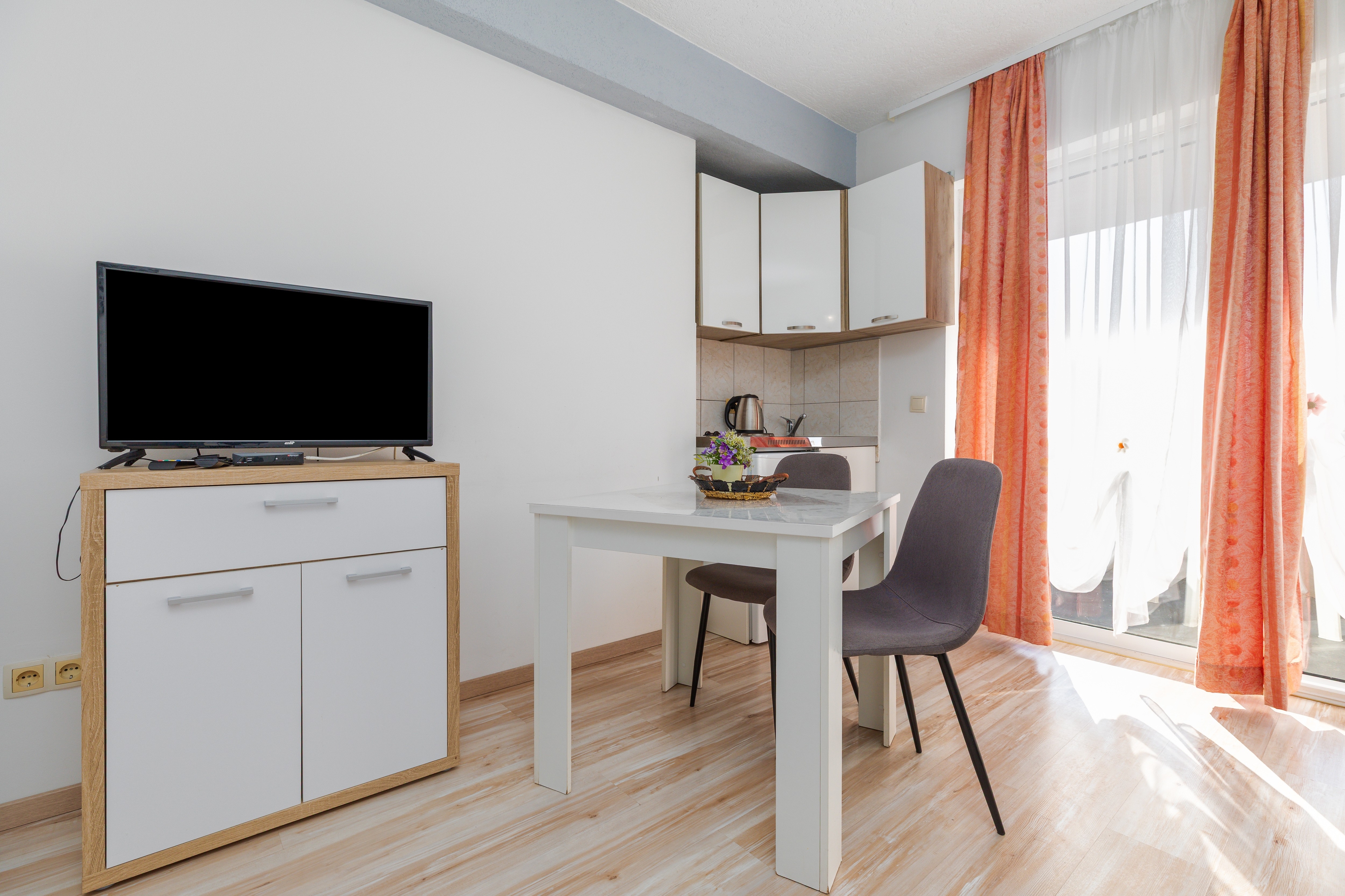 Garçonnière avec le balcon Omis (AS-25816-b)