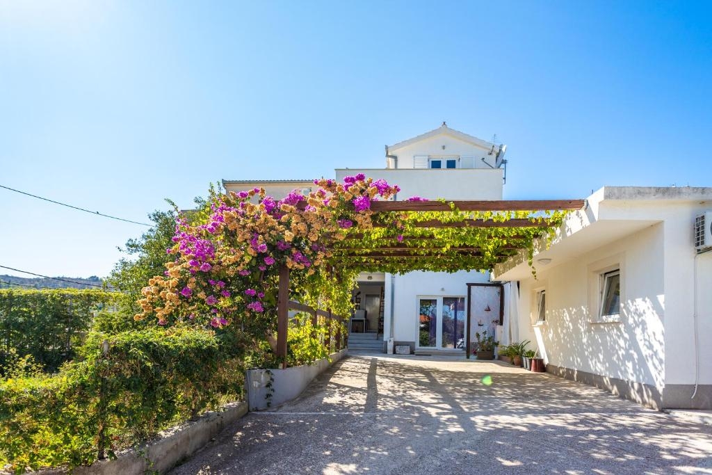 Four-bedroom house with balcony and sea view Slatine, Čiovo (K-25829)