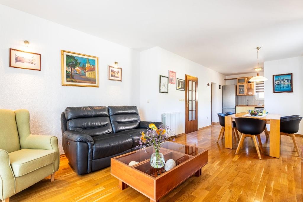 Four-bedroom house with balcony and sea view Slatine, Čiovo (K-25829)