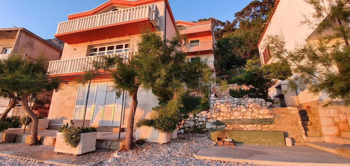 One bedroom apartment near beach Drašnice, Makarska (A-25839-a)