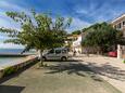 Podgora, Makarska, Parkoviště 2596 - Ubytování v blízkosti moře s oblázkovou pláží.