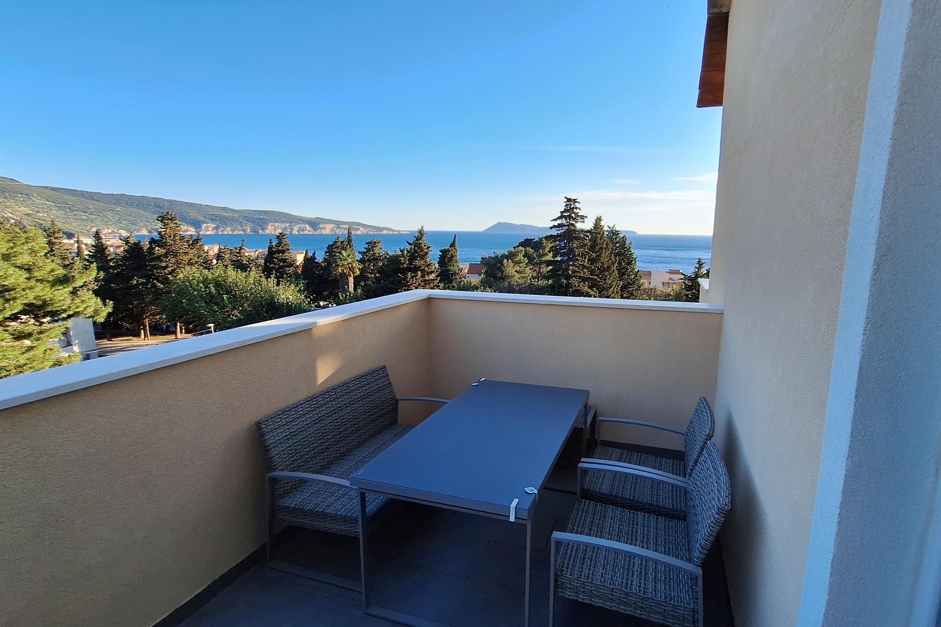 Two bedroom apartment with terrace and sea view Komiža, Vis (A-25962-b)