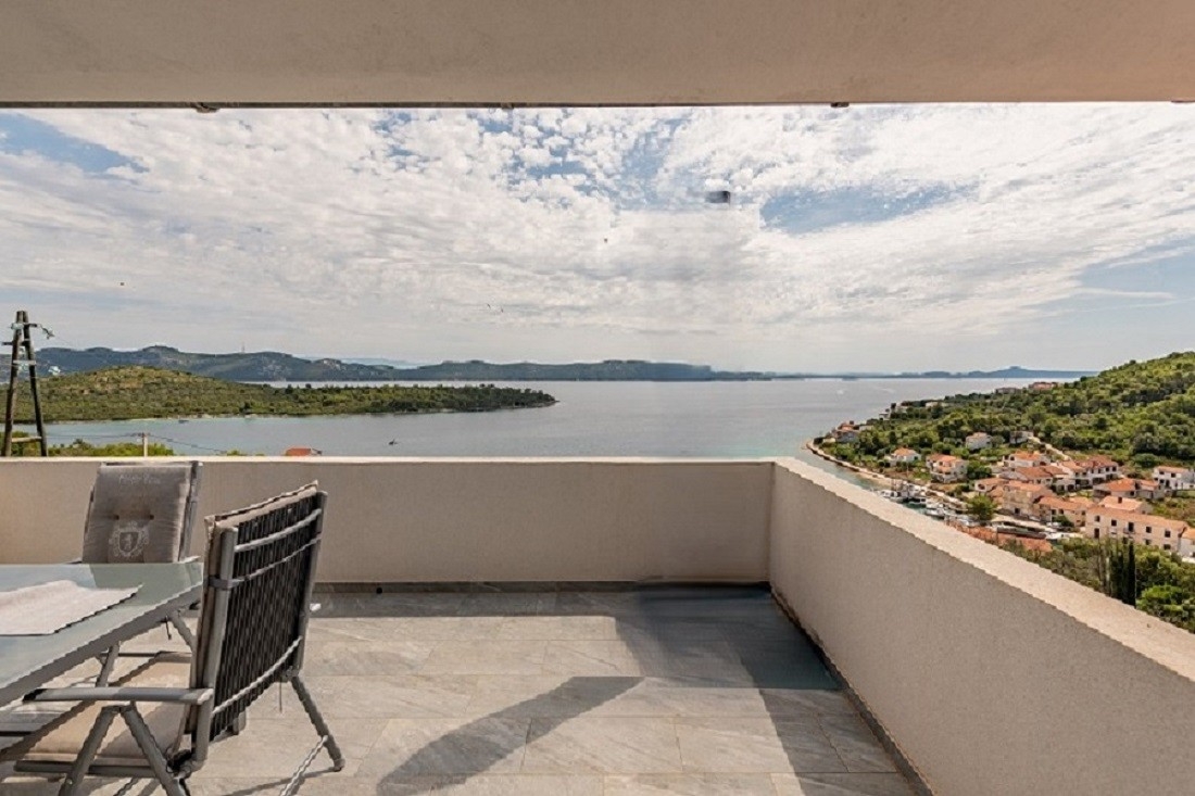 One bedroom apartment with terrace and sea view Mali Iž (A-25965-a)