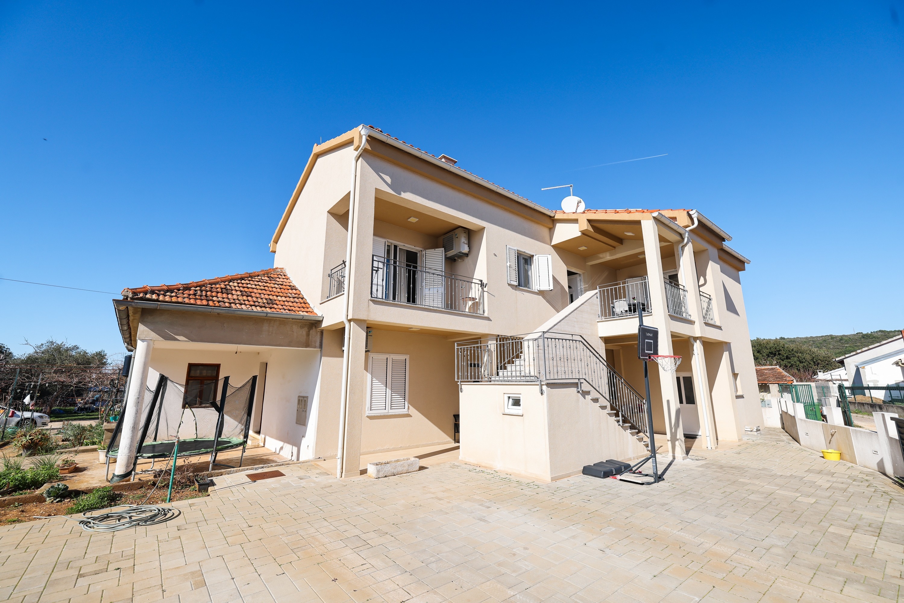 Appartement de trois chambres avec la terrasse Sukosan, Zadar (A-25970-a)