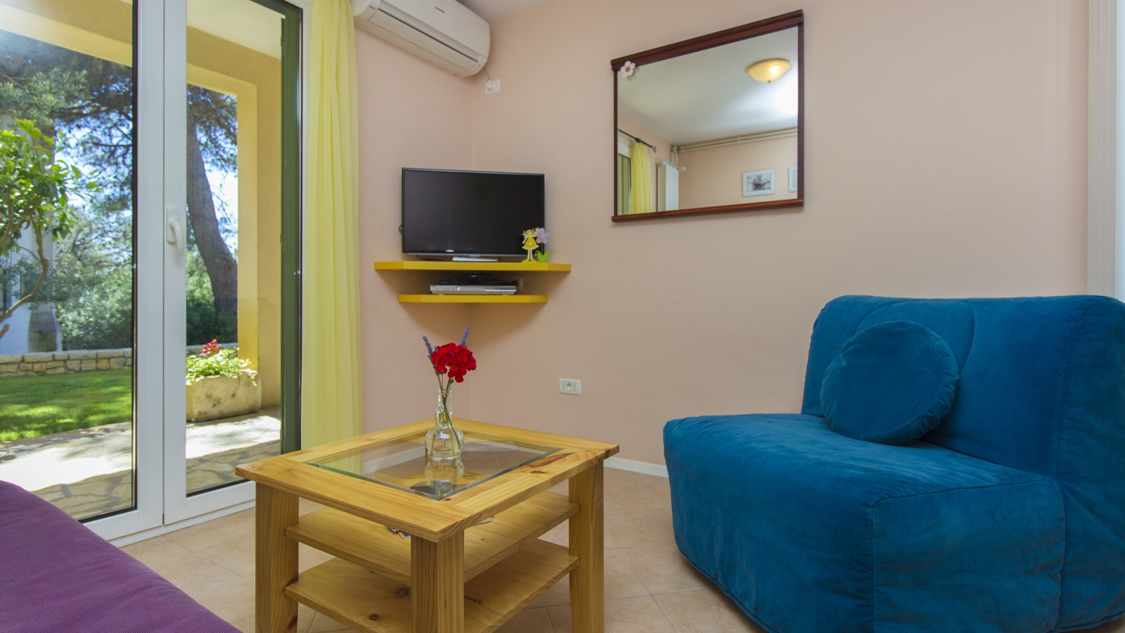 One bedroom apartment near beach Brodarica, Šibenik (A-25980-a)