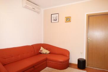 Living room Makarska, Living room in the apartment, dostupna klima, dopusteni kucni ljubimci i WIFI.
