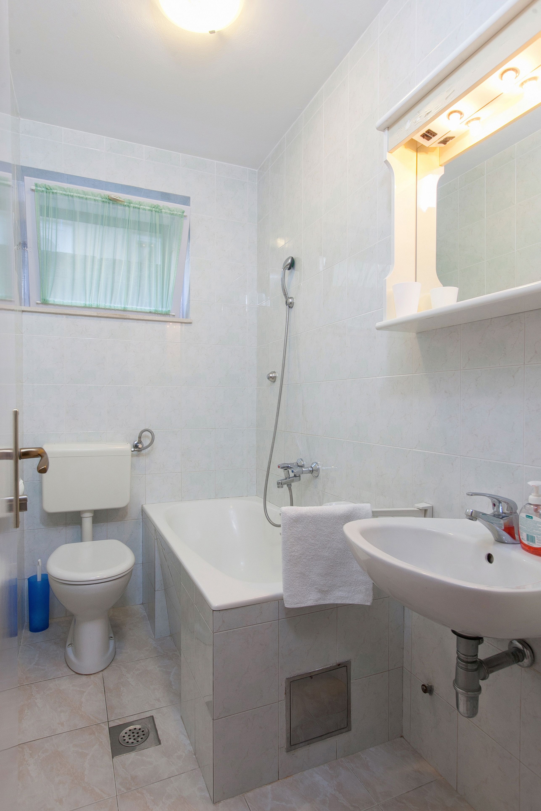 Four bedroom apartment with terrace Podgora, Makarska  A-b