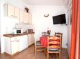 Promajna, Comedor in the apartment, air condition available y WiFi.