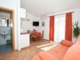 Promajna, Comedor in the apartment, air condition available y WiFi.