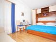 Promajna, Bedroom in the studio-apartment, air condition available and WiFi.