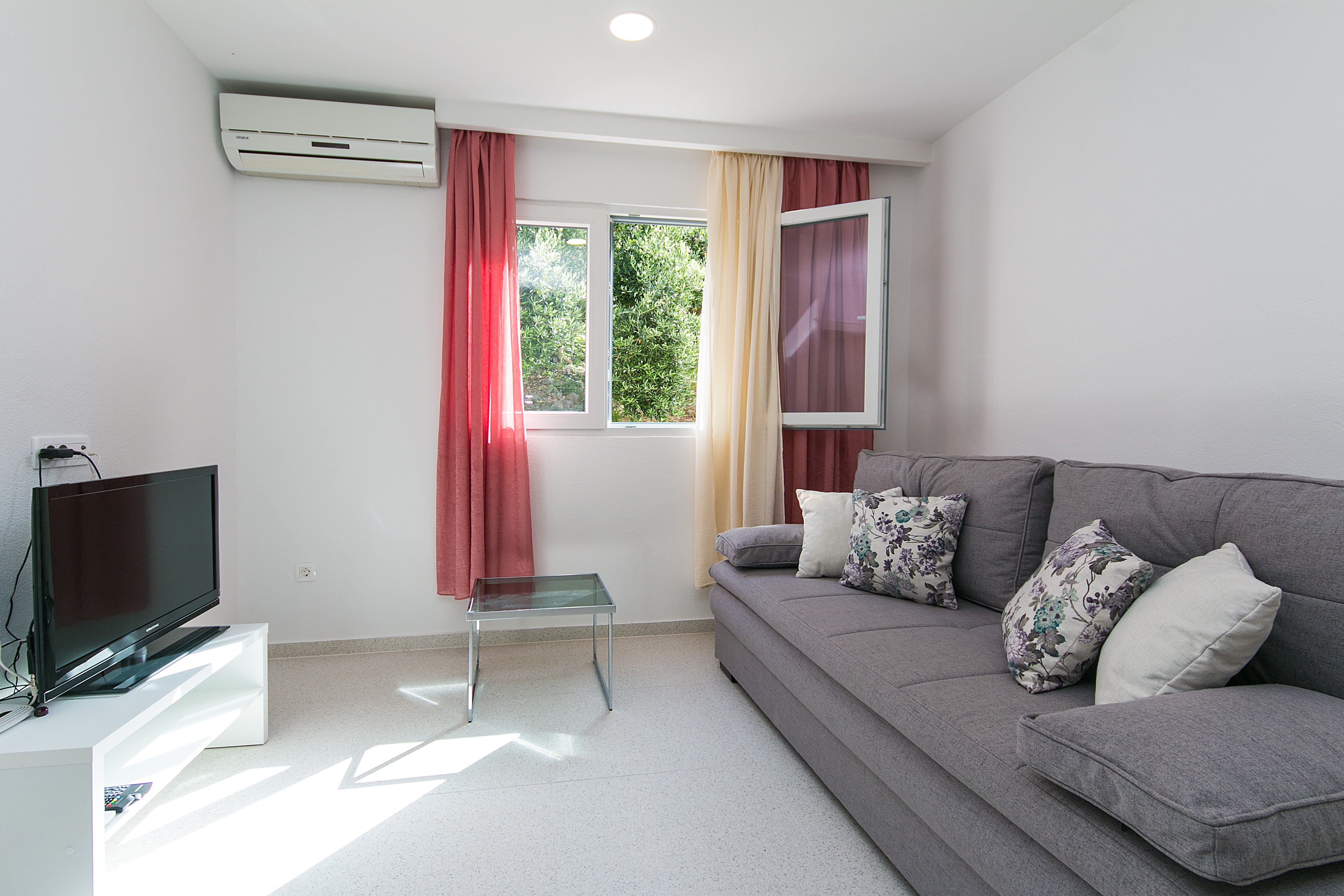 One bedroom apartment near beach Podgora, Makarska (A-2614-e)