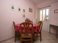 Podgora, Eetkamer in the apartment, (pet friendly) en WiFi.